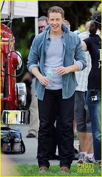 josh-dallas-once-upon-a-time-filming-05_nEO_IMG