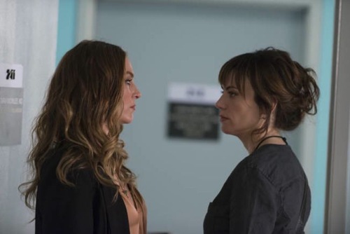 SONS OF ANARCHY Laying Pipe -- Episode 503 (Airs Tuesday, September 25, 10:00 pm e/p) -- Pictured: (L-R) Drea de Matteo as Wendy Teller, Maggie Siff as Tara Knowles -- CR: Prashant Gupta/FX