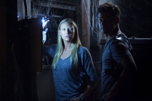 FRINGE: Olivia (Anna Torv, L) and Peter (Josh Jackson, R) attempt to fix the power outage in the &quot;In Absentia&quot; episode of FRINGE airing Friday, Oct. 5  (9:00-10:00 PM ET/PT) on FOX. &#xa9;2012 Fox Broadcasting Co. CR: Liane Hentscher/FOX