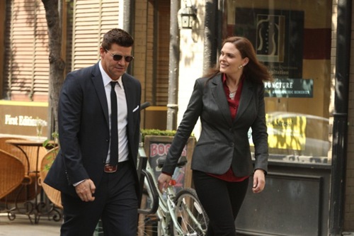 BONES:   Brennan (Emily Deschanel, R) and Booth (David Boreanaz, L) investigate a murder in an artisan district of Washington, D.C. in "The Method in the Madness" episode of BONES airing Monday, Nov. 5 (8:00-9:00 PM ET/PT) on FOX.  ©2012 Fox Broadcasting Co.  Cr:  Patrick McElhenney/FOX