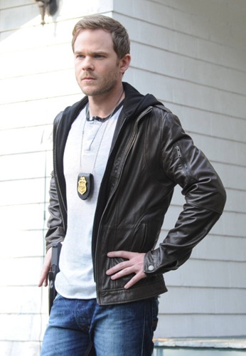 THE FOLLOWING: Agent Weston (Shawn Ashmore) follows a lead in the "Chapter Two" episode of THE FOLLOWING airing Monday, Jan. 28 (9:00-10:00 PM ET/PT) on FOX. ©2013 Fox Broadcasting Co. CR: Sarah Shatz/FOX