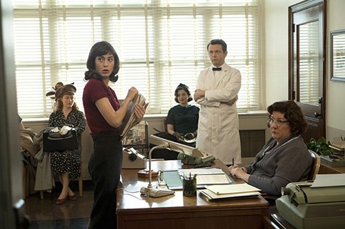 Lizzy Caplan as Virginia Johnson and Michael Sheen as Dr. William Masters in Masters of Sex (season 1, episode 1) - Photo: Craig Blankenhorn/SHOWTIME - Photo ID: mastersofsex_101_0731