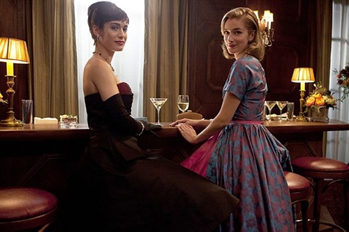 Lizzy Caplan as Virginia Johnson and Caitlin Fitzgerald as Libby Masters in Masters of Sex (season 1, episode 1) - Photo: Craig Blankenhorn/SHOWTIME - Photo ID: mastersofsex_101_0048