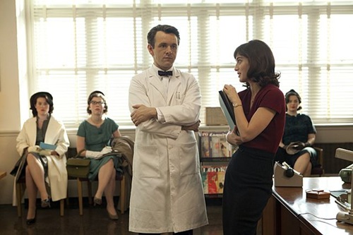 Michael Sheen as Dr. William Masters and Lizzy Caplan as Virginia Johnson in Masters of Sex (season 1, episode 1) - Photo: Craig Blankenhorn/SHOWTIME - Photo ID: mastersofsex_101_0747