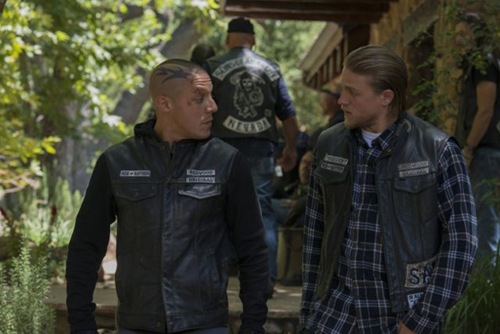 SONS OF ANARCHY Salvage -- Episode 606 -- Airs Tuesday, October 15, 10:00 pm e/p) -- Pictured: (L-R)  Theo Rossi as Juan Carlos 'Juice' Ortiz, Charlie Hunnam as Jackson 'Jax' Teller -- CR: Prashant Gupta/FX
