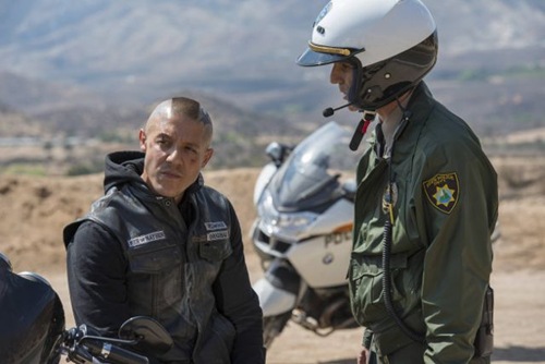 SONS OF ANARCHY Salvage -- Episode 606 -- Airs Tuesday, October 15, 10:00 pm e/p) -- Pictured: (L-R)  Theo Rossi as Juan Carlos 'Juice' Ortiz, Vince Duvall as Officer Plympton -- CR: Prashant Gupta/FX