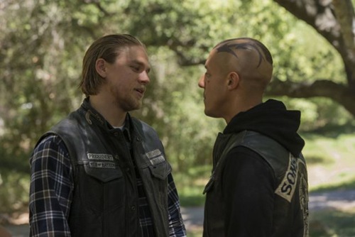 SONS OF ANARCHY Salvage -- Episode 606 -- Airs Tuesday, October 15, 10:00 pm e/p) -- Pictured: (L-R) Charlie Hunnam as Jackson 'Jax' Teller, Theo Rossi as Juan Carlos 'Juice' Ortiz -- CR: Prashant Gupta/FX