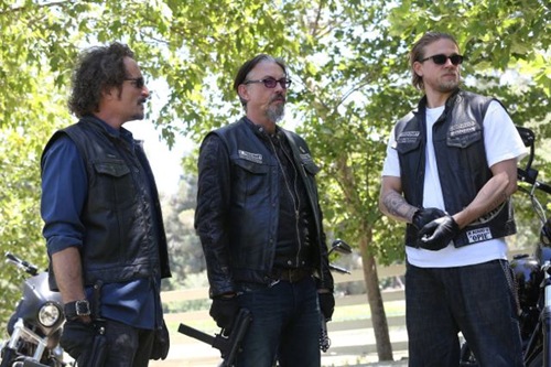 SONS OF ANARCHY Wolfsangel -- Episode 604 -- Airs Tuesday, October 1, 10:00 pm e/p) -- Pictured: (L-R) Kim Coates as Alex 'Tig' Trager, Tommy Flanagan as Filip 'Chibs' Telford, Charlie Hunnam as Jackson 'Jax' Teller -- CR: Byron Cohen/FX