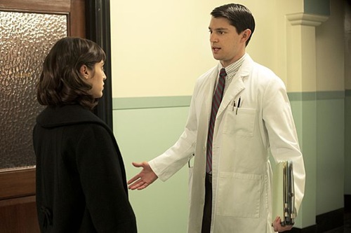 Lizzy Caplan as Virginia Johnson and Nicholas D\'Agosto as Dr. Ethan Haas in Masters of Sex (season 1, episode 2) - Photo: Peter Iovino/SHOWTIME - Photo ID: MastersofSex_102_0196