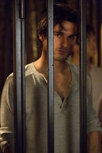 The-Vampire-Diaries-The Cell-06